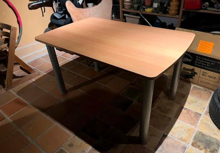 Robuuste eettafel, 140 x 90 cm tafelblad, Huis en Inrichting, Tafels | Eettafels, Gebruikt, 50 tot 100 cm, 100 tot 150 cm, Vier personen