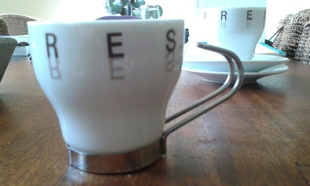 nieuwe kleine espresso kopjes en schoteltjes modern met rvs, Huis en Inrichting, Keramiek, Nieuw, Ophalen of Verzenden, Overige stijlen