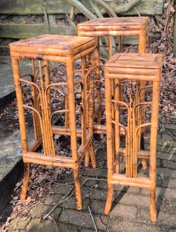 Vintage rotan planten tafeltjes beschikbaar voor biedingen