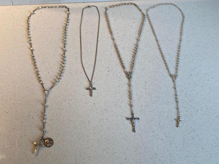3 oude rozenkransen én hanger met kruisje, samen 12 euro., Verzamelen, Religie, Gebruikt, Christendom | Katholiek, Sieraad, Ophalen of Verzenden