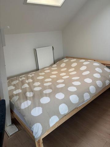Houten bedframe - twijfelaar 1.40 met matras beschikbaar voor biedingen