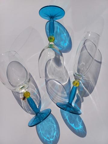 Vintage glazen set van 18 met oceaan blauwe / turquoise voet beschikbaar voor biedingen