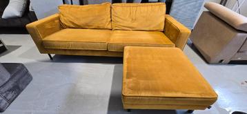 Okergele Velvet Bank + Hocker - 2.5 Zits beschikbaar voor biedingen