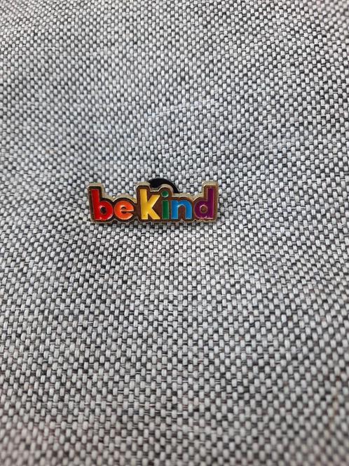 1 kleurrijke pin met de tekst - beKind - te koop, Verzamelen, Speldjes, Pins en Buttons, Nieuw, Speldje of Pin, Overige onderwerpen