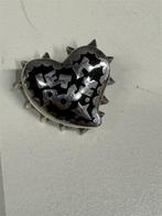 Vivienne Westwood brosche Let It rock Spiky Heart Brooch, Verzamelen, Speldjes, Pins en Buttons, Ophalen of Verzenden, Zo goed als nieuw