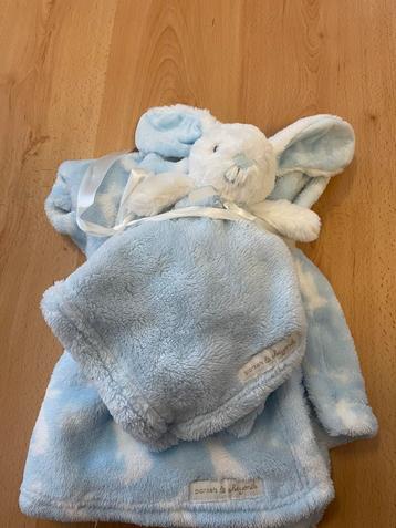 Blankets and Beyond babydekentje + knuffel beschikbaar voor biedingen