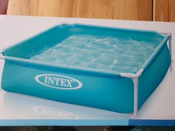 Wie heeft een klein 1.22 x 1.22 zwembad te geef? beschikbaar voor biedingen