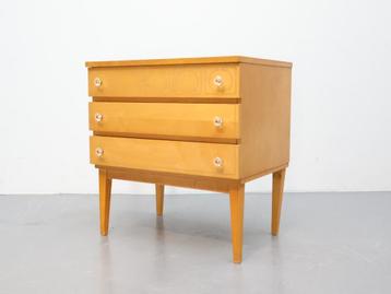 Vintage nachtkastje met 3 lades  beschikbaar voor biedingen