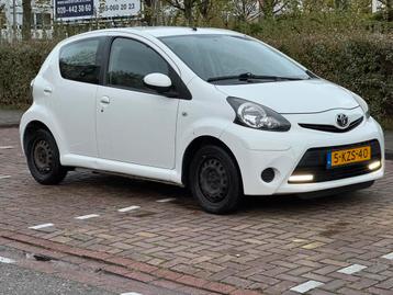 Toyota Aygo 1.0 12V Vvt-i 5DRS 2013 Wit AIRCO|ELEKTR RAAM beschikbaar voor biedingen