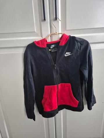 Rood/zwart Nike hoodie vest mt 137-147 beschikbaar voor biedingen