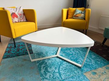 Design salontafel met strakke lijnen en een speelse vorm beschikbaar voor biedingen