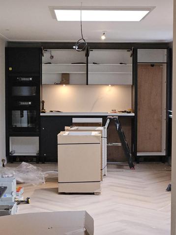 Nieuwe keukenkasten met deuren die omhoog scharnieren beschikbaar voor biedingen