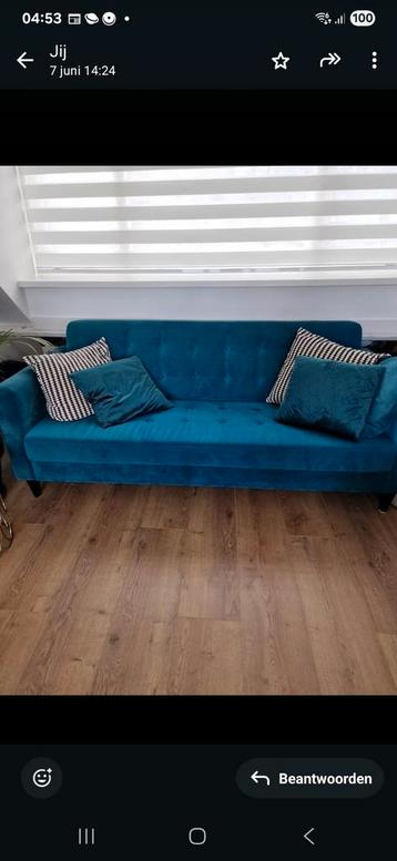 Turquoise bank beschikbaar voor biedingen