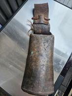 Prachtige grote bronzen geitenbel met dikke lederen riem..., Antiek en Kunst, Curiosa en Brocante, Ophalen of Verzenden