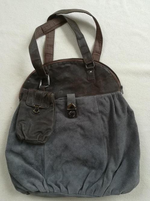 BIJENKORF tas donker grijs suède met bruin leer, Sieraden, Tassen en Uiterlijk, Tassen | Schoudertassen, Zo goed als nieuw, Overige merken