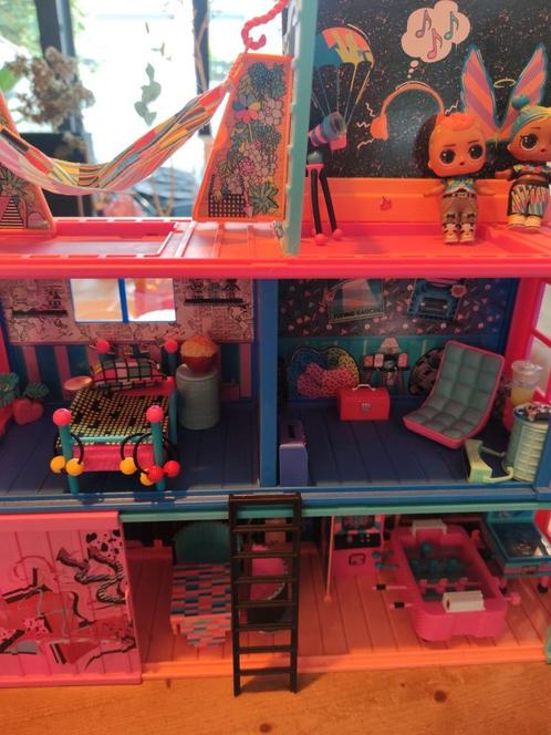 L.O.L. clubhuis, camper, l.o.l. poppetjes + veel accessoires, Kinderen en Baby's, Speelgoed | Poppenhuizen, Gebruikt, Ophalen