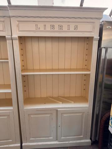 Twee Witte Kasten beschikbaar voor biedingen