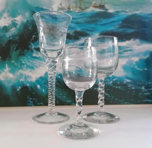 3 borrel/ likeur glaasjes
met gedraaide glas steel/ voet, Verzamelen, Glas en Borrelglaasjes, Zo goed als nieuw, Overige typen