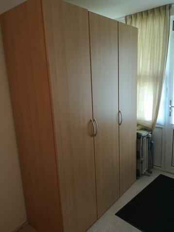 Twee dezelfde kledingkasten  beschikbaar voor biedingen
