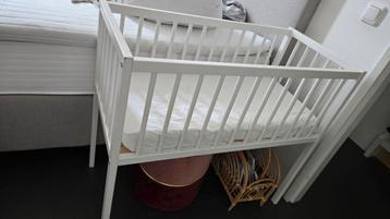 Wiegje van petit amelie met matras beddengoed aeroline beschikbaar voor biedingen