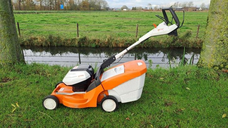 Stihl RMA 448 PV accu gazonmaaier, Tuin en Terras, Grasmaaiers, Gebruikt, Accu-grasmaaier, 40 t/m 49 cm, Cirkelmaaier, Opvangbak