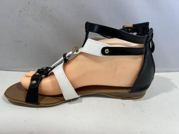 Sergio Todzi, maat 38 leuke zwart witte sandalen. beschikbaar voor biedingen