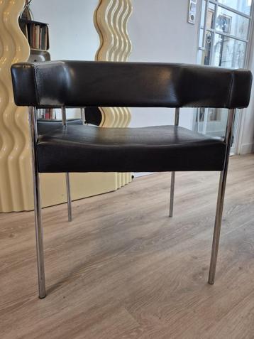 Vierkante zwarte vintage design fauteuil beschikbaar voor biedingen