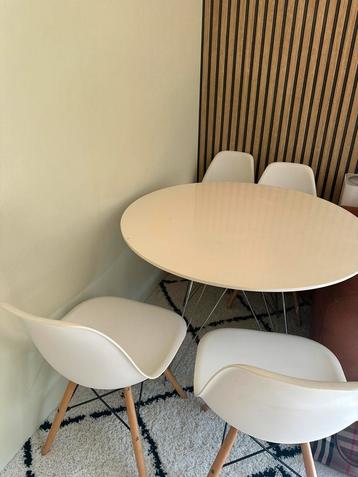 Rond Eettafel wit met vier stoelen