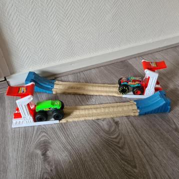 2 Hot Wheels Monster Trucks met Lanceerbanen beschikbaar voor biedingen