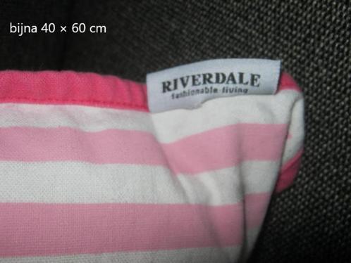 Riverdale kussen, woonkussen / sierkussen voor op de bank, Huis en Inrichting, Woonaccessoires | Kussens, Zo goed als nieuw, Roze