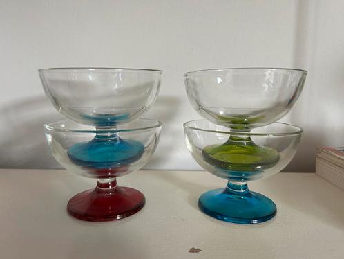 4x vintage ijscoupe glas gekleurd, Huis en Inrichting, Keuken | Servies, Gebruikt, Kom(men), Overige stijlen, Glas, Ophalen of Verzenden