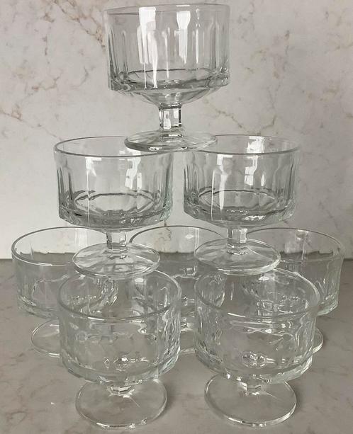 Italy - Glazen coupe - Ribbel relief - hoog 8,5 cm - 8 stuks, Verzamelen, Glas en Borrelglaasjes, Zo goed als nieuw, Overige typen