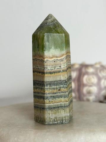 Groene calciet toren beschikbaar voor biedingen