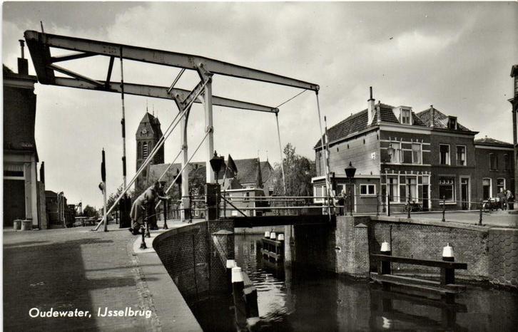 Oudewater, IJsselbrug - volk - ongelopen, Verzamelen, Ansichtkaarten | Nederland, Ongelopen, Noord-Brabant, Voor 1920, Ophalen of Verzenden
