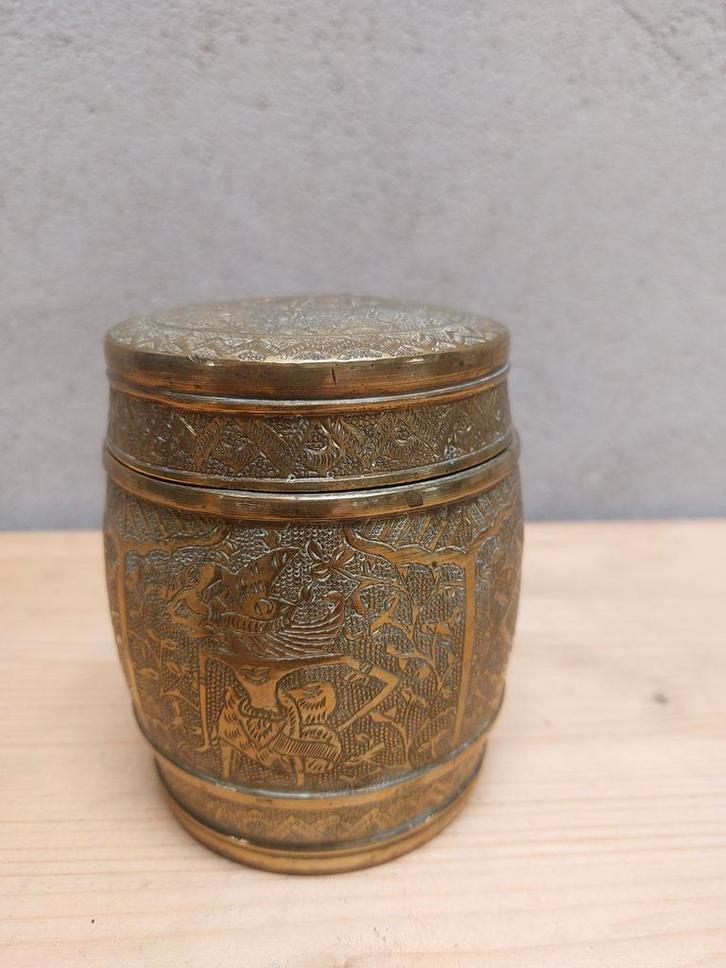 Handgegraveerde messing pot met deksel – wayangmotief –, Antiek en Kunst, Antiek | Koper en Brons, Brons, Ophalen of Verzenden