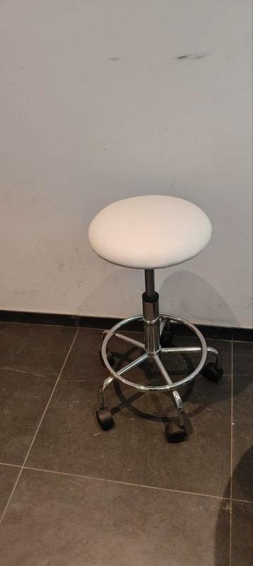 Tabouret voor schoonheidssalon/pedicure beschikbaar voor biedingen