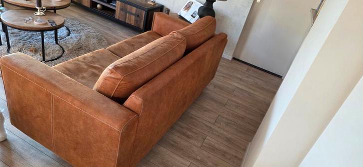 Bankstel: 2-zits & 2.5-zits bank in bruin leer, Huis en Inrichting, Banken | Bankstellen, Gebruikt, Rechte bank, Tweepersoons