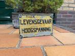 Oud gegoten aluminium bordje hoogspanning levensgevaarlijk, Ophalen of Verzenden, Zo goed als nieuw, Reclamebord