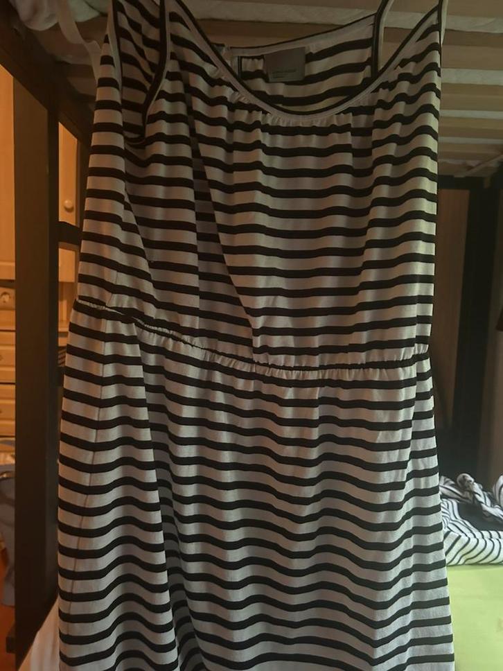 Witte jurk met zwarte strepen , openkant met knoopje achter, Kleding | Dames, Jurken, Gedragen, Maat 42/44 (L), Wit, Knielengte