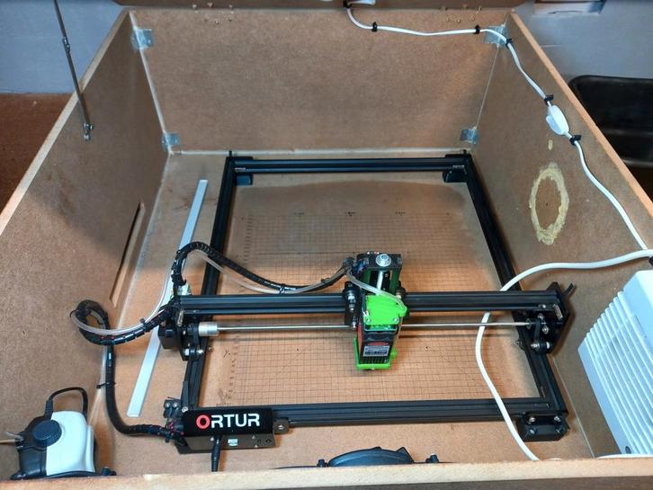 Ortur laser graveer machine in behuizing met afzuiging, Computers en Software, 3D Printers, Gebruikt, Ophalen