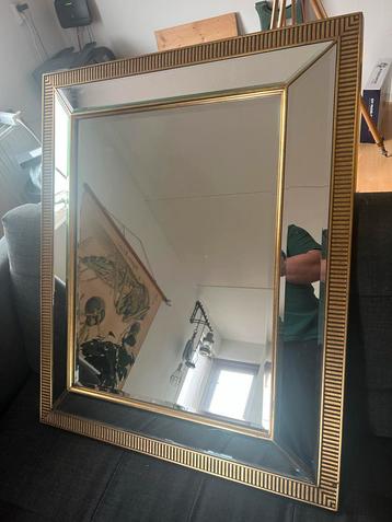 Grote klassieke spiegel met gouden rand beschikbaar voor biedingen