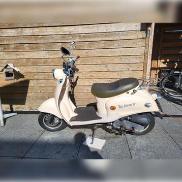 ZEER MOOIE RETRO OPKNAP SCOOTER WEINIG KM! beschikbaar voor biedingen
