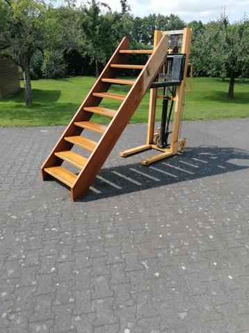 hardhouten trappen  beschikbaar voor biedingen