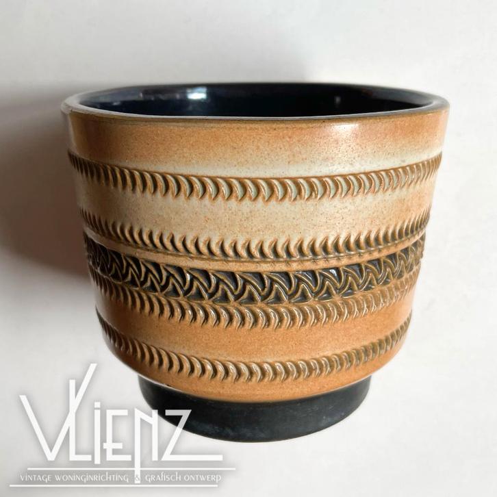 Vintage, retro aardewerk bloempot beige met reliëf, Verzamelen, Retro, Huis en Inrichting, Ophalen of Verzenden