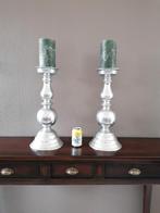 2 zilverkleurige kandelaars, Huis en Inrichting, Woonaccessoires | Kandelaars en Kaarsen, Ophalen of Verzenden, Metaal, 50 tot 75 cm
