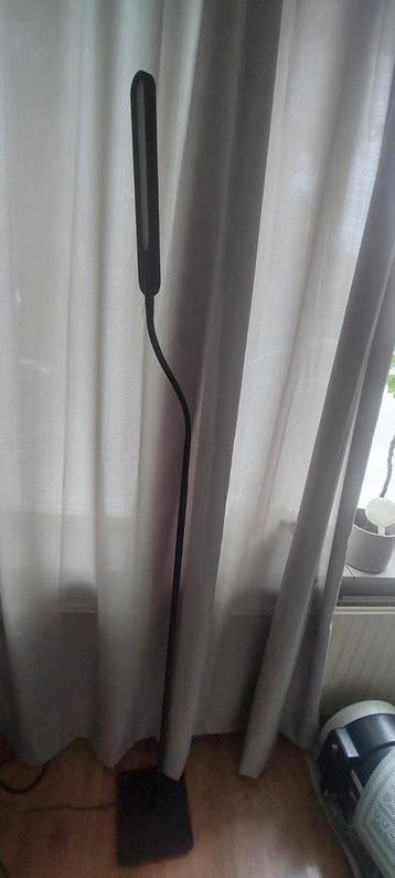 Staande zwarte lamp, flexibel, verschillende lichtsterktes beschikbaar voor biedingen