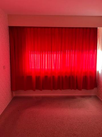 Overgordijn rood beschikbaar voor biedingen