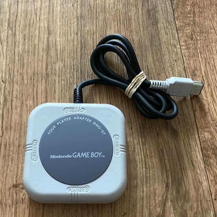 Nintendo Game Boy Four Player Adapter (DMG-07), Spelcomputers en Games, Games | Nintendo Game Boy, Gebruikt, Overige genres, 3 spelers of meer