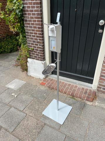 Zeepdispenser op paal beschikbaar voor biedingen