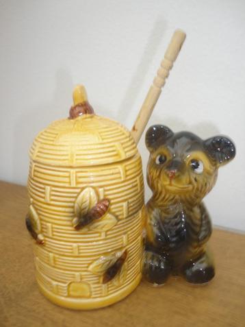 Mooie aardewerk honingpot met beer + houten honinglepel